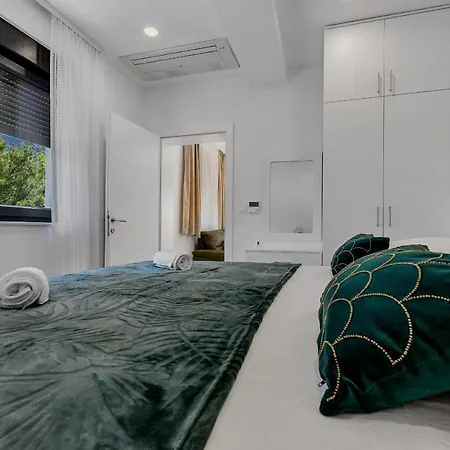 Laurus Makarska Accommodation Exterior photo