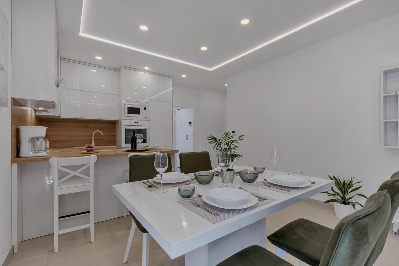Laurus Apartment *
