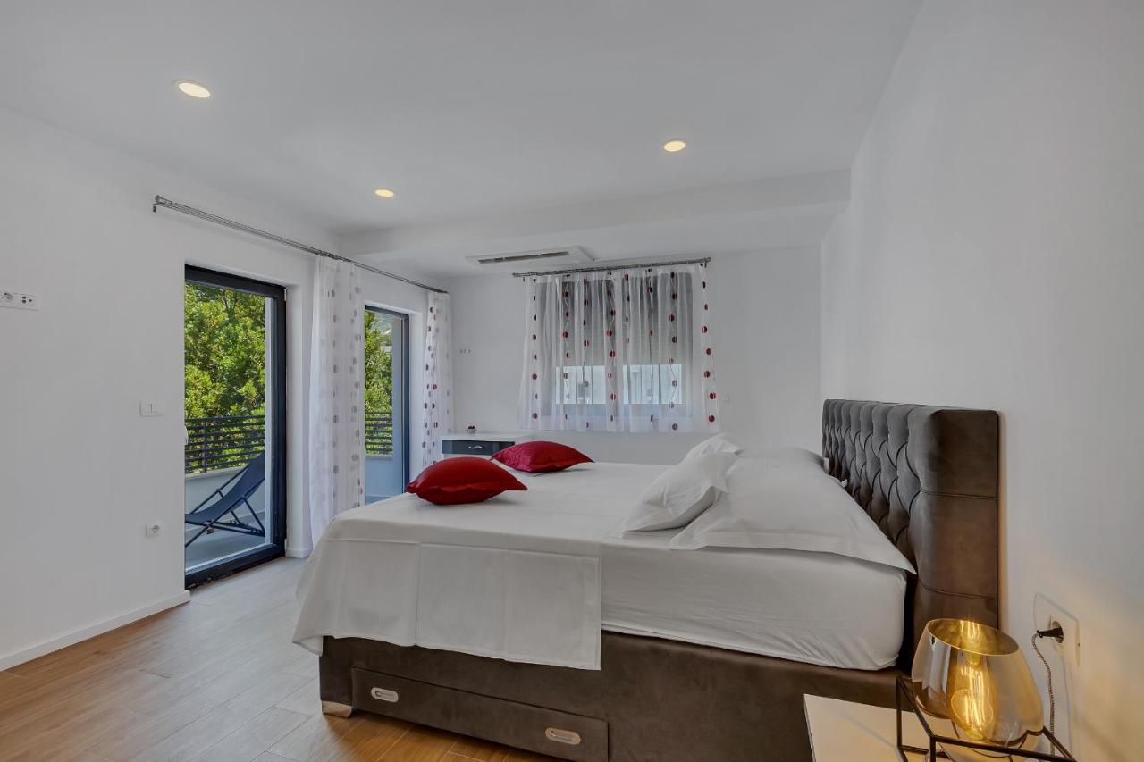 Laurus Apartment *