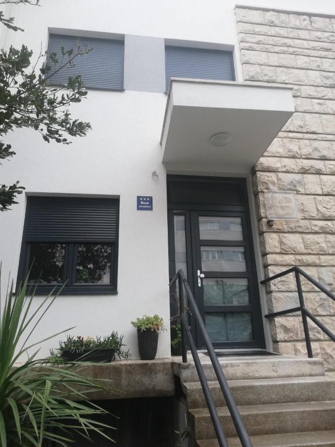 Laurus Apartment *