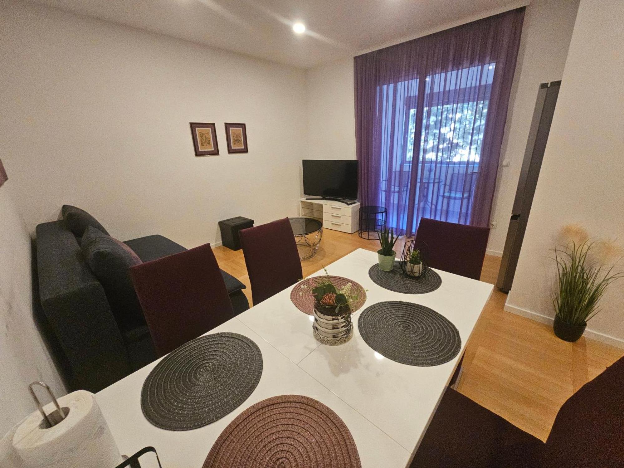 Laurus Apartment